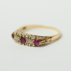 Gold ring with small diamants