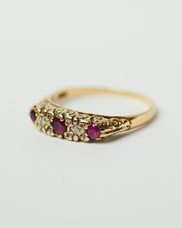 Gold ring with small diamants